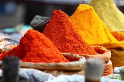Mercato delle spezie tradizionali in India