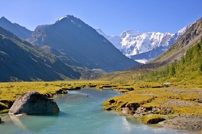 Paisaje de montaña y un arroyo