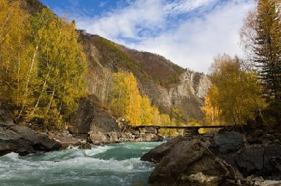 Eine Brücke über den Fluss