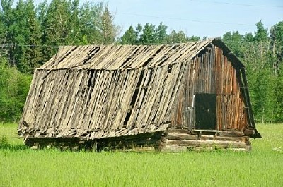 Gammal övergiven lada