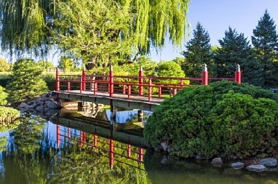 Dekorative Rote Brücke