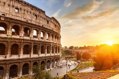 Koloseum o zachodzie słońca, Rzym, Włochy