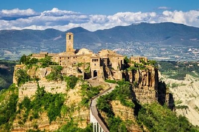 Antica città sulla collina in Toscana, Italia
