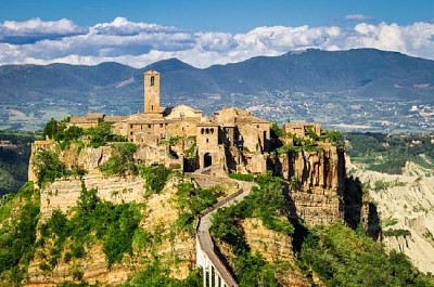 Forntida stad på kullen i Toscana, Italien