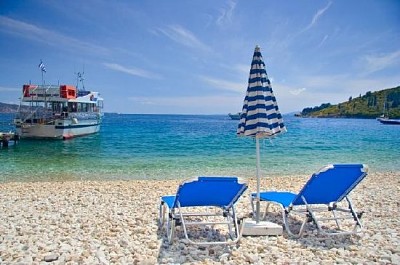 Плажна сцена от остров Корфу, Гърция