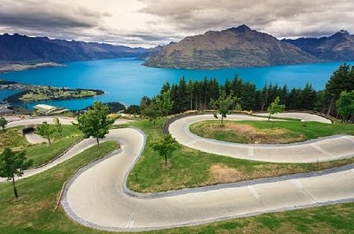 Bellissimo lago e montagna