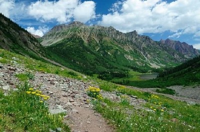 Trilha de caminhada nas montanhas rochosas do Colorado, EUA