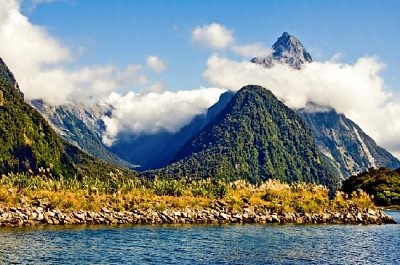 Chaîne de montagnes nuageuse