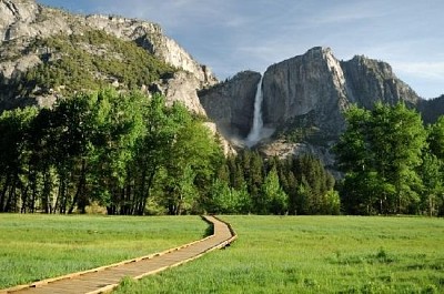 Promenade à travers un pré dans la vallée de Yosemite, Californie, USA