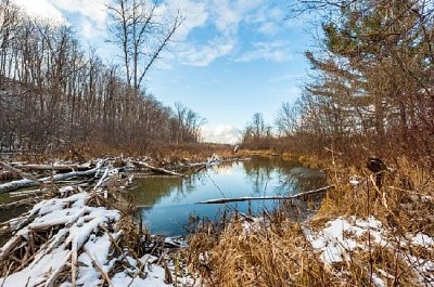 Río bajo el cielo azul en invierno