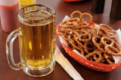 Cerveja e pretzels