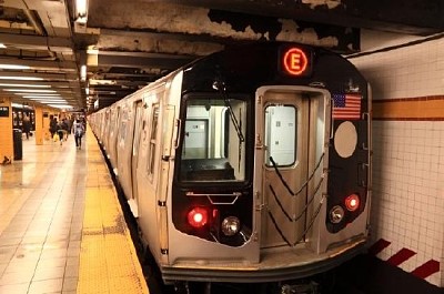 E Treno in stazione, metropolitana di New York, USA