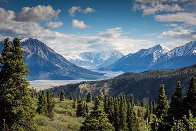 Vue sur les montagnes et le lac