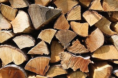 Holzstämme erhitzen