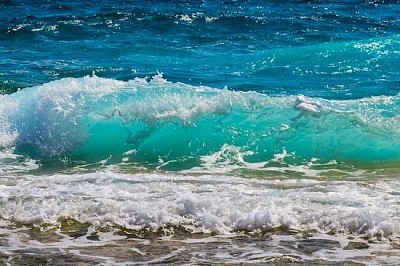 Salpicaduras de olas en la playa