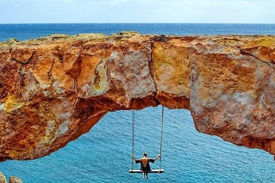 Acantilado de roca sobre el mar