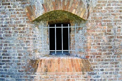 Ventana fuerte con barrotes