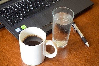 筆記本電腦，咖啡和筆