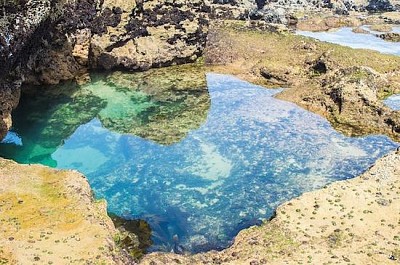 Hermosa piscina de mar transparente