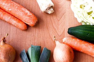 Legumes em uma mesa de madeira