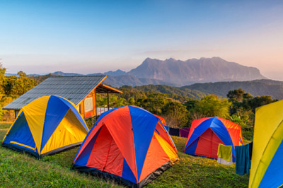 Campingtält på bergstoppen under soluppgången