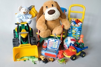 Plüsch- und Plastikspielzeug isoliert