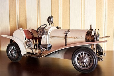 Modello di auto classica bianca su wallpa spogliato marrone