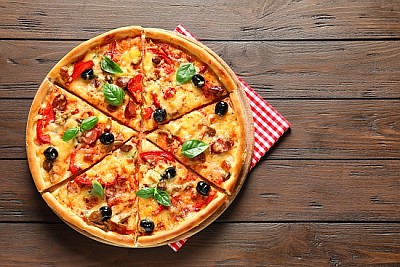Leckere Pizza mit Oliven und Würstchen