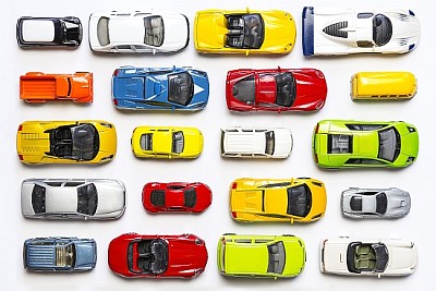 פאזל של מבט עליון על צעצועי רכב צבעוניים