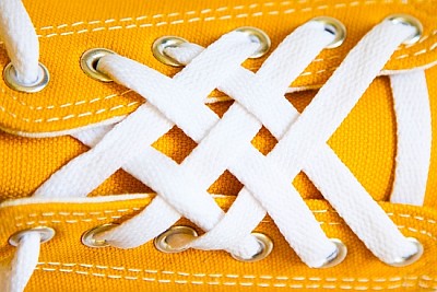 פאזל של שרוכים לבנים על נעלי ספורט צהובות