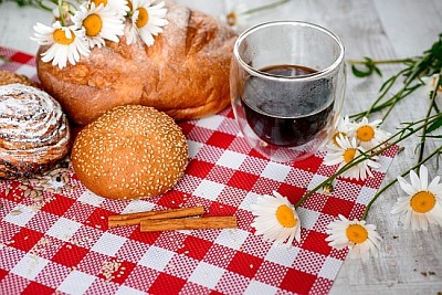 Caffè, cracker, biscotto, biscotto, fiori di camomilla