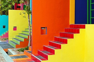 Escalera de vivienda colorida