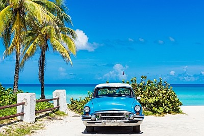 Coche clásico Buick aparcado directamente en la playa.