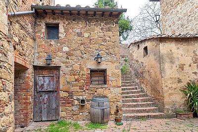 Prédio antigo com paredes de tijolos e pedras,