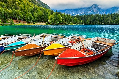 Boote auf dem kristallklaren Alpensee, Fusine See