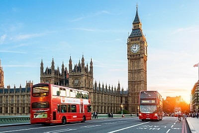 Trafik på Westminster Bridge, London England