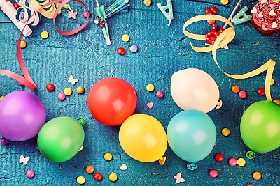 Moldura de aniversário colorida com itens de festa multicoloridos