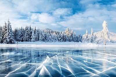 Lac gelé dans les montagnes d'hiver, Carpates ukrainiennes