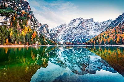 Paisagem de outono colorida nos Alpes italianos, Itália