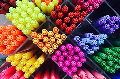 店内の棚に色付きのペン