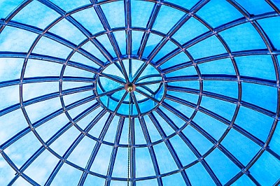 幾何学的な天井、透明な丸い天井