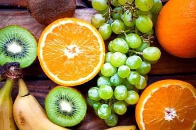 Bananas, laranja, kiwis e uvas verdes