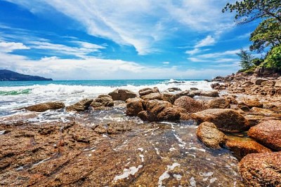 Tropisk strand med havsutsikt och blå himmel