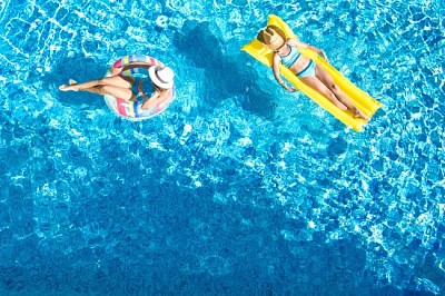 Le ragazze si divertono in acqua in vacanza in famiglia