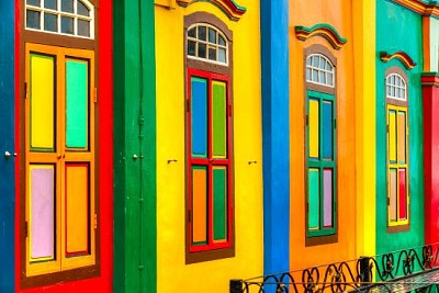 Colorida fachada de edificio en Little India, Singa