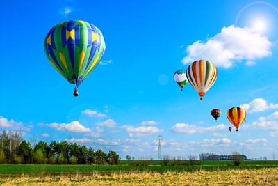 Globos de aire volaron sobre los campos de primavera