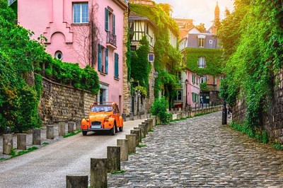 Calle vieja en el barrio de Montmartre en París, Francia