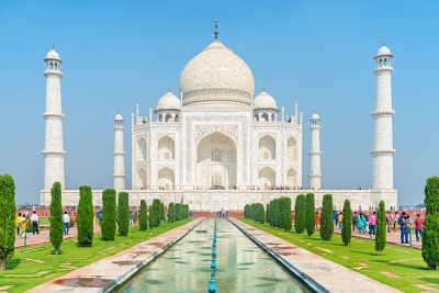 インド、アグラの青空の背景にタージマハル