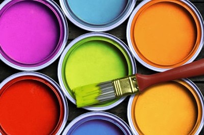 Siete pinturas de colores con un pincel