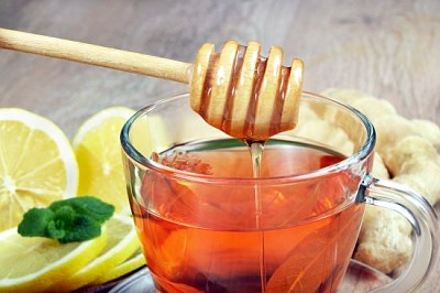 Honig, Ingwer, Zitrone und eine Tasse Tee